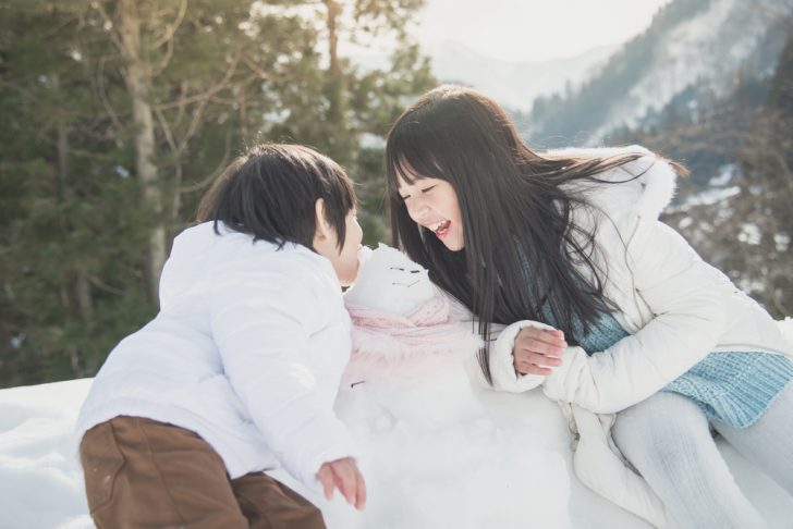 雪で遊んでいる子供達